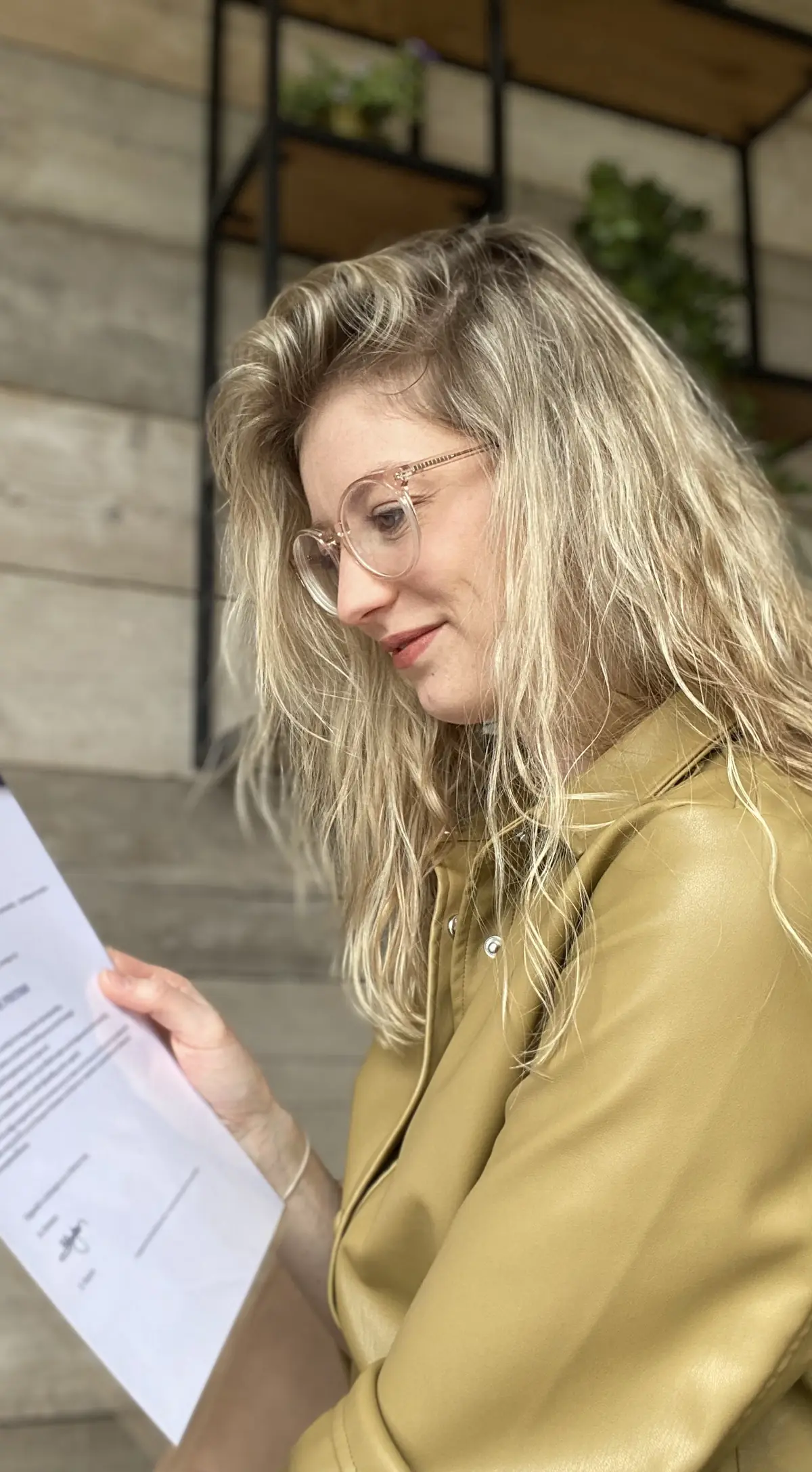 Jonie, grafisch ontwerper van geboortekaartjes en trouwkaarten in Geel, bekijkt een offerte