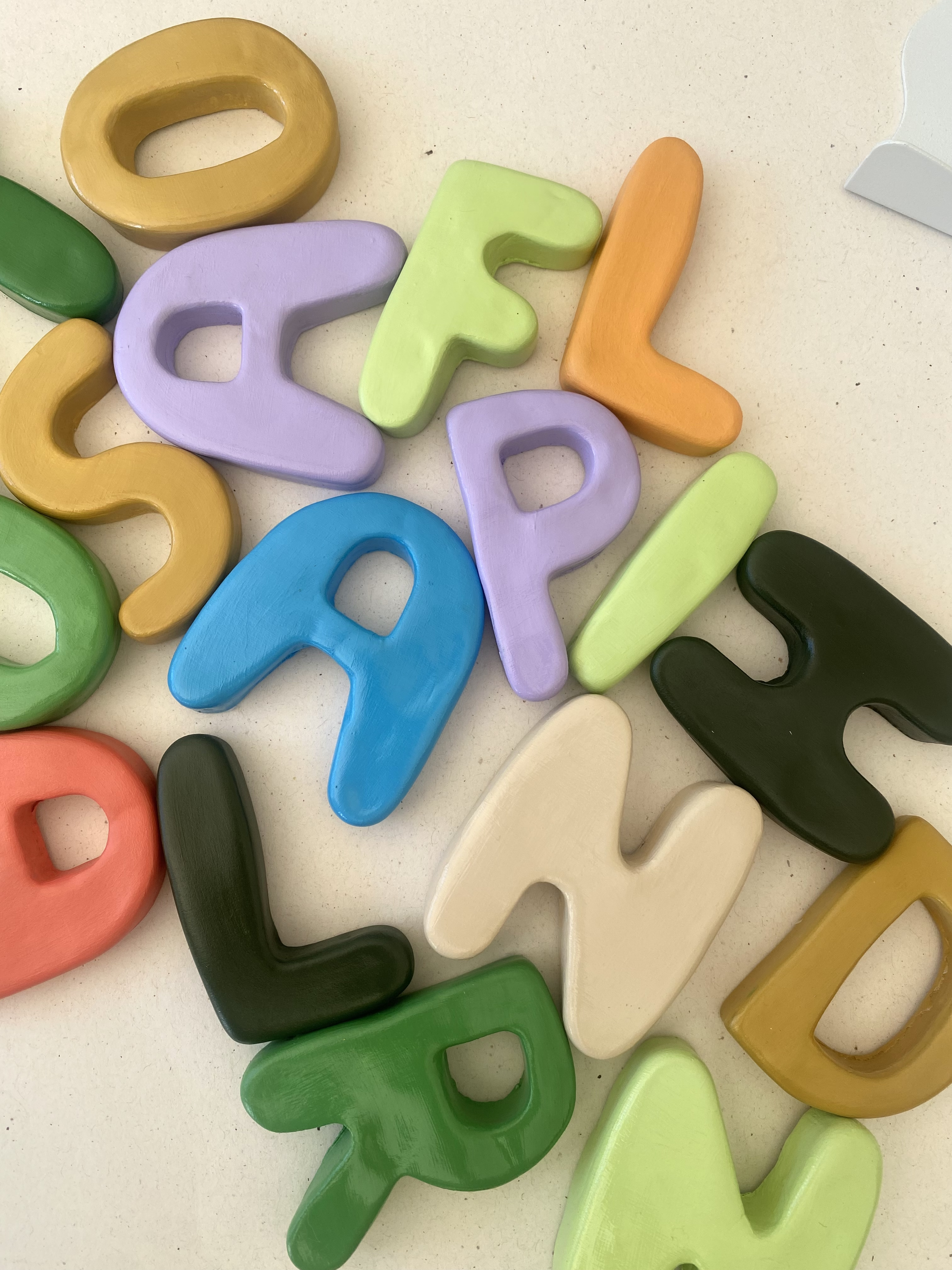 Handgemaakte kleiletters die een naam spellen
