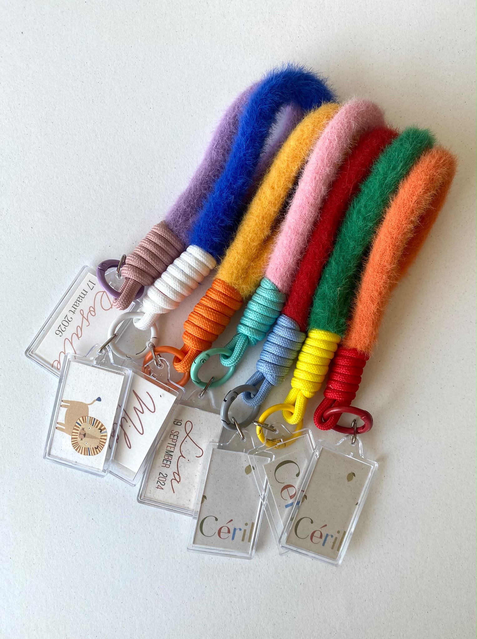 Handgemaakte sleutelhangers met een stuk van het geboortekaartje