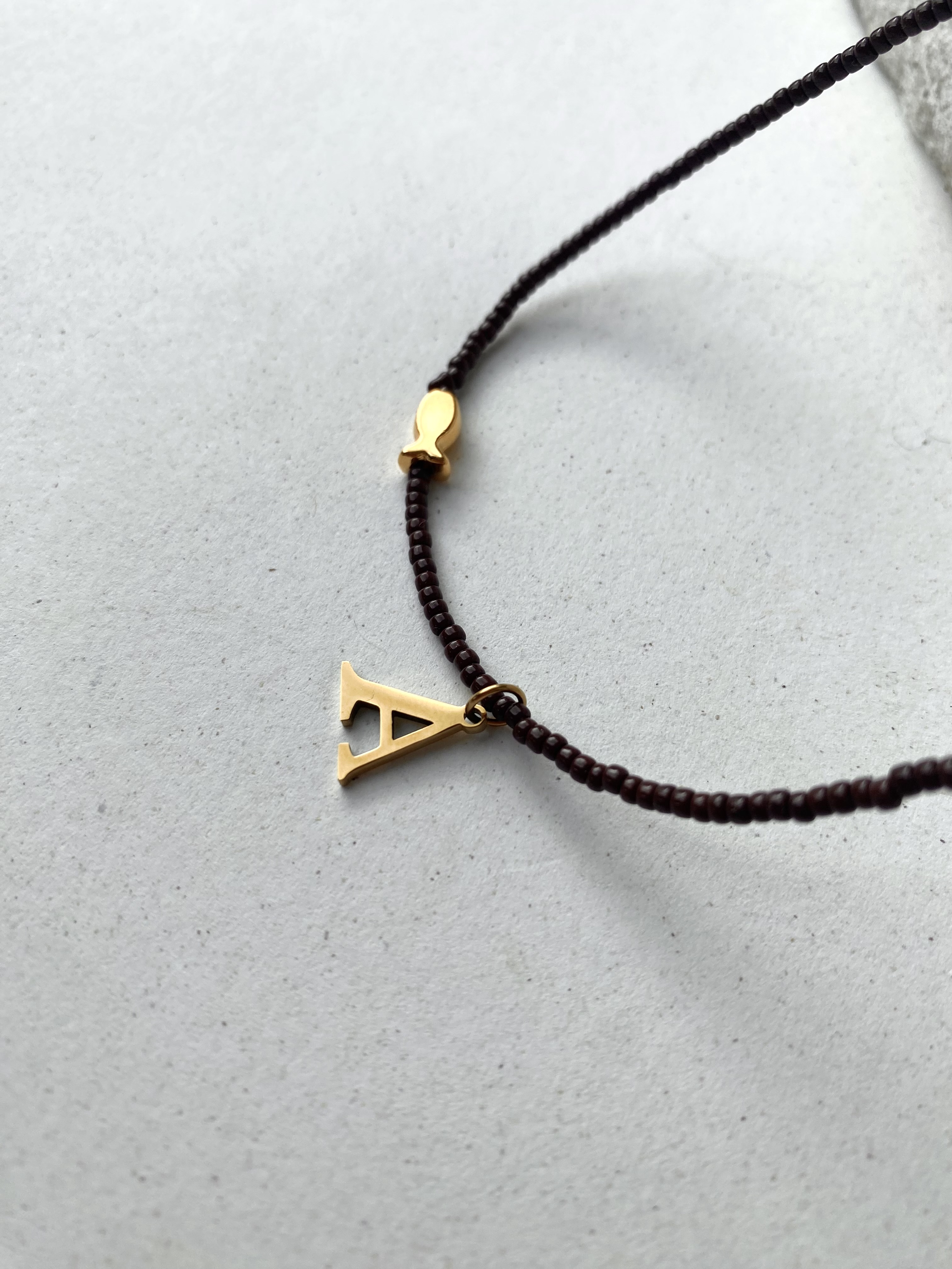 Bruine parelketting met gouden beginletter