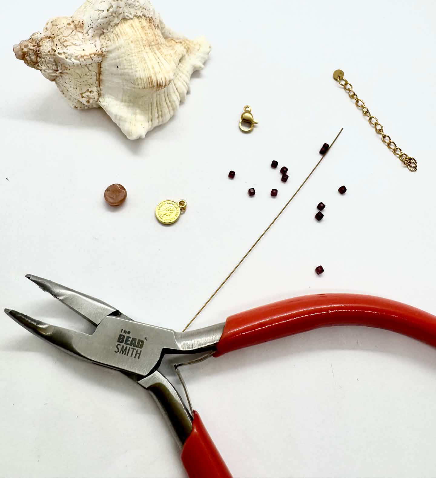 Ketting met parels en gouden beginletter, Jonie graphic design X Atelier Ils